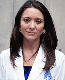 doctora María Elena Ceballos, infectóloga UC