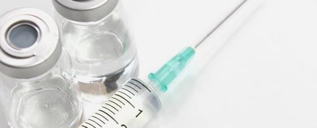 Jeringa y envase de vacunas