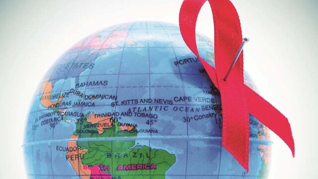 Globo terráqueo con símbolo del VIH-Sida pinchado con un alfiler